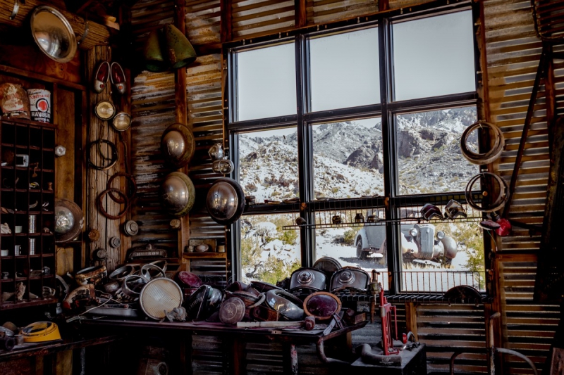 cordonnerie-LA COLLE SUR LOUP-min_shop_window_part_junk_abandoned-138873